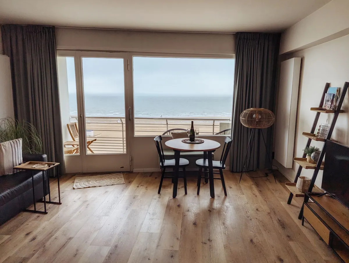 A 7-Step Checklist for Styling a Rental Living Room Without Drilling